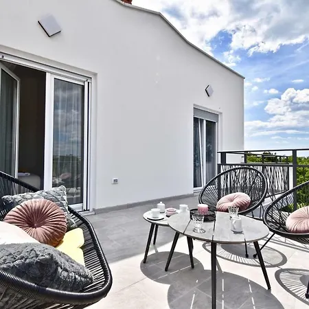 Lounge Modern House With Private Pool **** Villa